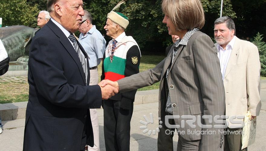 Днес,6 септември,Столичната община и Общонародно сдружение „Мати Болгария" организираха традиционното шествие-поклонение, посветено на 125-годишнината от Съединението на Източна Румелия с Княжество България.Кметът на София Йорданка Фандъкова положи цветя пред Паметника на Незнайния войн 