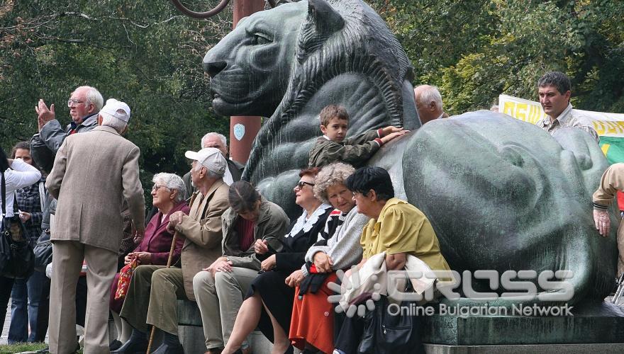 Днес,6 септември,Столичната община и Общонародно сдружение „Мати Болгария" организираха традиционното шествие-поклонение, посветено на 125-годишнината от Съединението на Източна Румелия с Княжество България.Кметът на София Йорданка Фандъкова положи цветя пред Паметника на Незнайния войн 