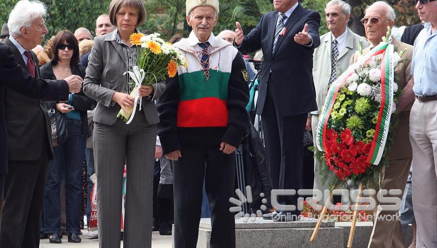 Днес,6 септември,Столичната община и Общонародно сдружение „Мати Болгария" организираха традиционното шествие-поклонение, посветено на 125-годишнината от Съединението на Източна Румелия с Княжество България.Кметът на София Йорданка Фандъкова положи цветя пред Паметника на Незнайния войн 