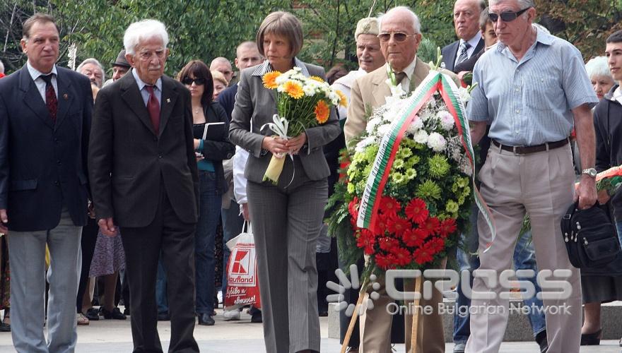 Днес,6 септември,Столичната община и Общонародно сдружение „Мати Болгария" организираха традиционното шествие-поклонение, посветено на 125-годишнината от Съединението на Източна Румелия с Княжество България.Кметът на София Йорданка Фандъкова положи цветя пред Паметника на Незнайния войн 