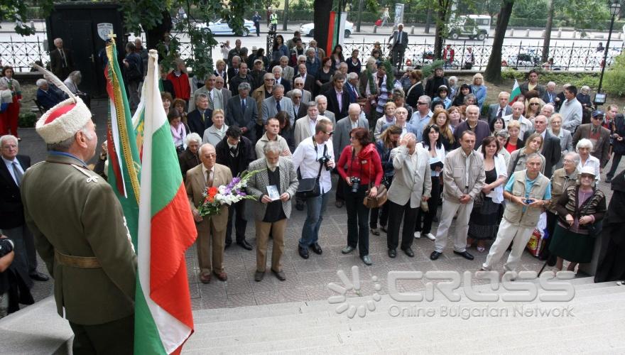 Днес,6 септември,Столичната община и Общонародно сдружение „Мати Болгария" организираха традиционното шествие-поклонение, посветено на 125-годишнината от Съединението на Източна Румелия с Княжество България.Кметът на София Йорданка Фандъкова положи цветя пред Паметника на Незнайния войн 