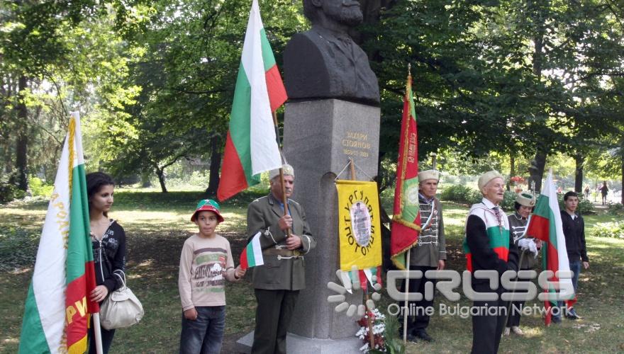 Днес,6 септември,Столичната община и Общонародно сдружение „Мати Болгария" организираха традиционното шествие-поклонение, посветено на 125-годишнината от Съединението на Източна Румелия с Княжество България.Кметът на София Йорданка Фандъкова положи цветя пред Паметника на Незнайния войн 