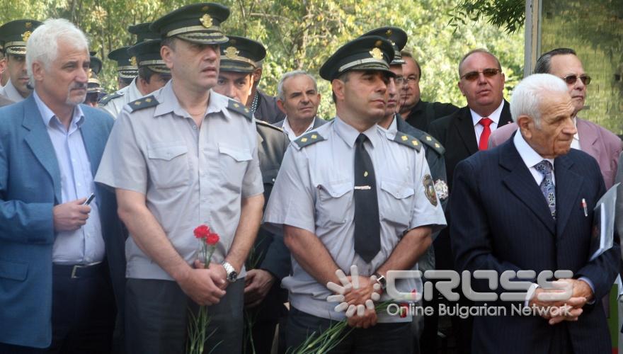 В ГД "Пожарна безопасност и спасяване" огнеборците поднесоха венци и цветя пред Паметника на загиналите при изпълнение на служебния си дълг пожарникари.След това бяха прочетени заповеди за награждаване огнеборците, постигнали най-високи резултати в работата си през изминалата година.