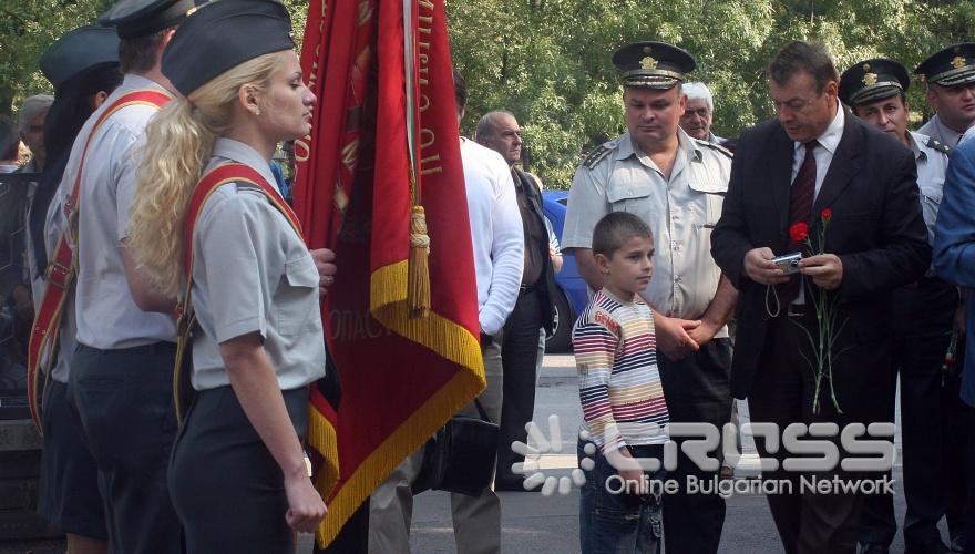 В ГД "Пожарна безопасност и спасяване" огнеборците поднесоха венци и цветя пред Паметника на загиналите при изпълнение на служебния си дълг пожарникари.След това бяха прочетени заповеди за награждаване огнеборците, постигнали най-високи резултати в работата си през изминалата година.