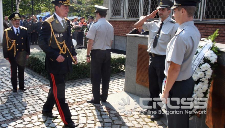 В ГД "Пожарна безопасност и спасяване" огнеборците поднесоха венци и цветя пред Паметника на загиналите при изпълнение на служебния си дълг пожарникари.След това бяха прочетени заповеди за награждаване огнеборците, постигнали най-високи резултати в работата си през изминалата година.