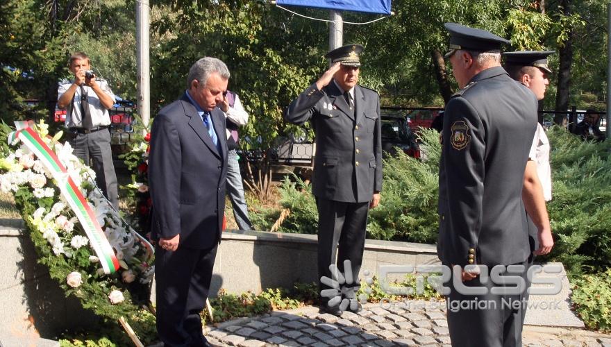 В ГД "Пожарна безопасност и спасяване" огнеборците поднесоха венци и цветя пред Паметника на загиналите при изпълнение на служебния си дълг пожарникари.След това бяха прочетени заповеди за награждаване огнеборците, постигнали най-високи резултати в работата си през изминалата година.