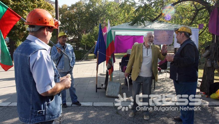 Днес,21 септември,срещу служебния вход на Народното събрание в работно облекло и с отличителни знаци на миньорския труд, синдикалисти от Федерация на независимите синдикати на миньорите – КНСБ заедно с председателя на федерацията Пенчо Токмакчиев раздаваха разяснителни материали на палатковия лагер 