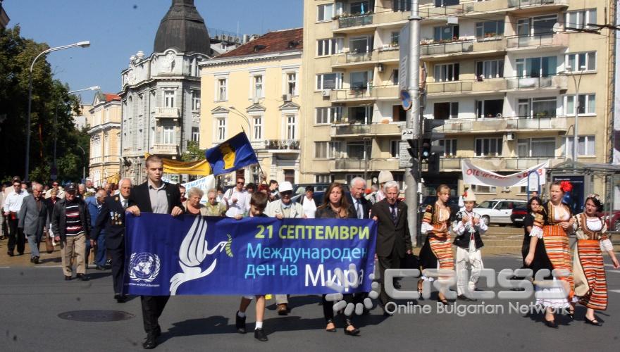 Днес,21 септември,от площада пред Народен театър „Иван Вазов” тръгна шествие по повод Международния ден на мира. В 12.00 часа пред паметника на Незнайния воин след слова и обръщения към присъстващите бяха положени цветя