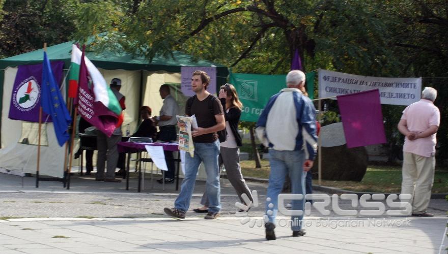 Днес,24 септември,при палатковия лагер на КНСБ срещу служебния вход на Народното събраниедойноха представители на работещите в земеделието и горите - синдикалисти от федерациите на синдиката 