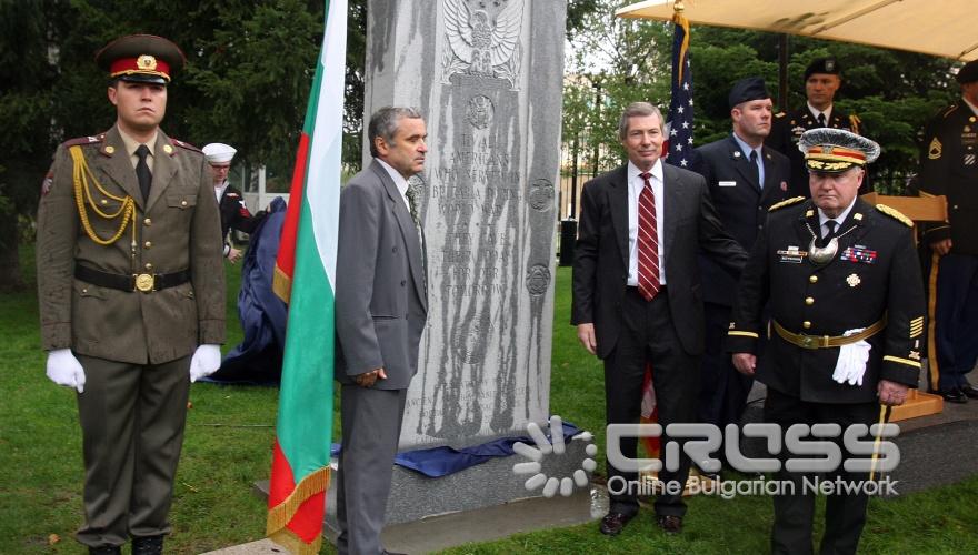 Пред сградата на Посолството на САЩ беше открит паметник, посветен на американските военнослужещи, загинали по време на Втората световна война на територията на България. 