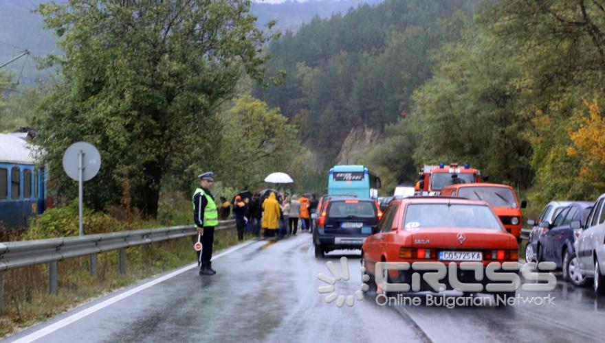 Международният пътнически влак от Белград и български служебен влак са се сблъскаха в участъка между Драгоман и Драгоил тази сутрин.