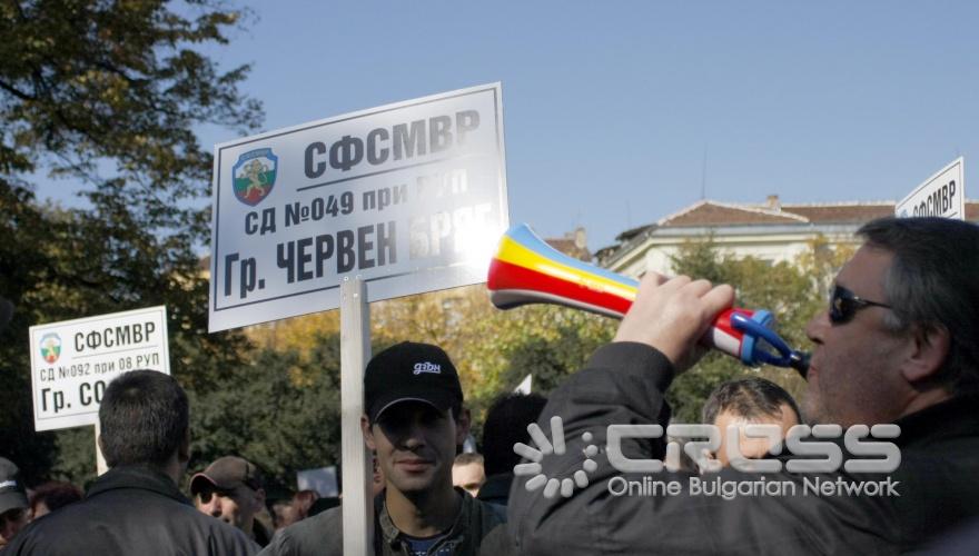 Днес,24 октомври,полицаите излязоха на протест в градинката до сградата на МВР.