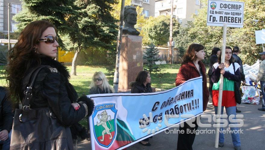 Днес,24 октомври,полицаите излязоха на протест в градинката до сградата на МВР.