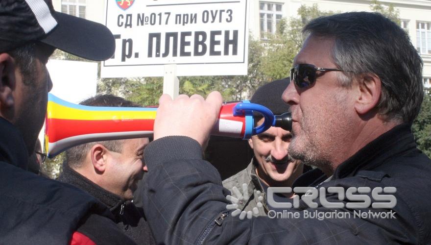 Днес,24 октомври,полицаите излязоха на протест в градинката до сградата на МВР.