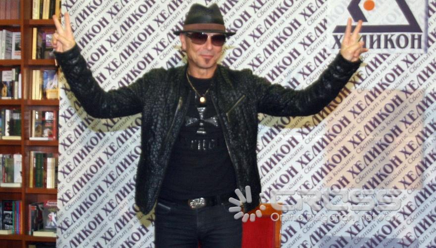 Часове преди концерта на легендарните Scorpions, техният основател и китарист Рудолф Шенкер раздаде автографи по повод излизането на книгата му "ROCK YOUR LIFE – РАЗТЪРСИ ЖИВОТА СИ"