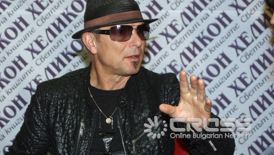 Часове преди концерта на легендарните Scorpions, техният основател и китарист Рудолф Шенкер раздаде автографи по повод излизането на книгата му "ROCK YOUR LIFE – РАЗТЪРСИ ЖИВОТА СИ"