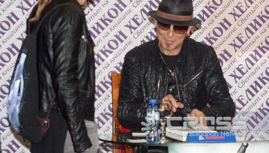 Часове преди концерта на легендарните Scorpions, техният основател и китарист Рудолф Шенкер раздаде автографи по повод излизането на книгата му "ROCK YOUR LIFE – РАЗТЪРСИ ЖИВОТА СИ"