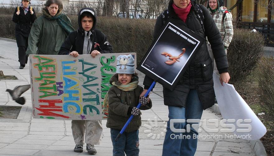 С протест срещу последните поправки в закона за ГМО бяха посрещнати тази сутрин депутатите пред Народното събрание. 