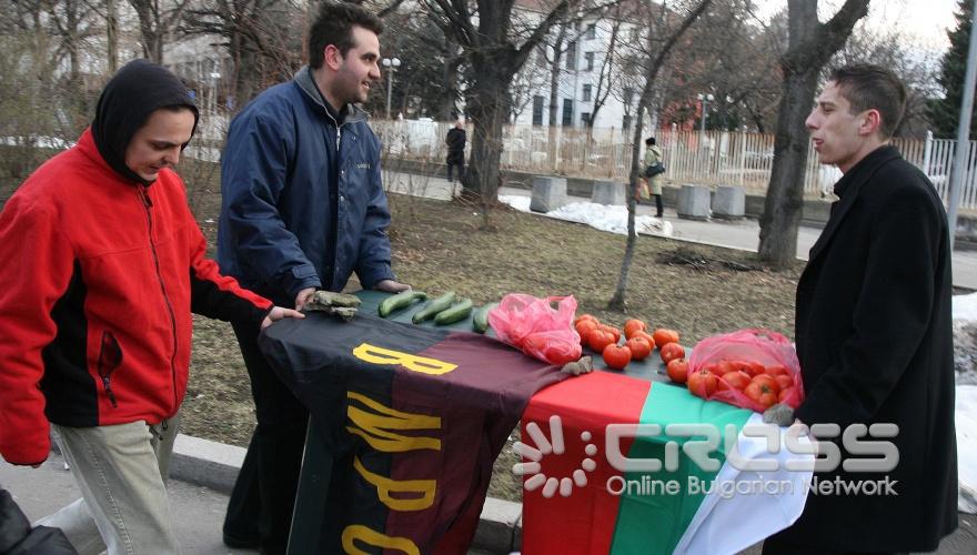 С протест срещу последните поправки в закона за ГМО бяха посрещнати тази сутрин депутатите пред Народното събрание. 