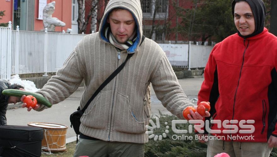 С протест срещу последните поправки в закона за ГМО бяха посрещнати тази сутрин депутатите пред Народното събрание. 