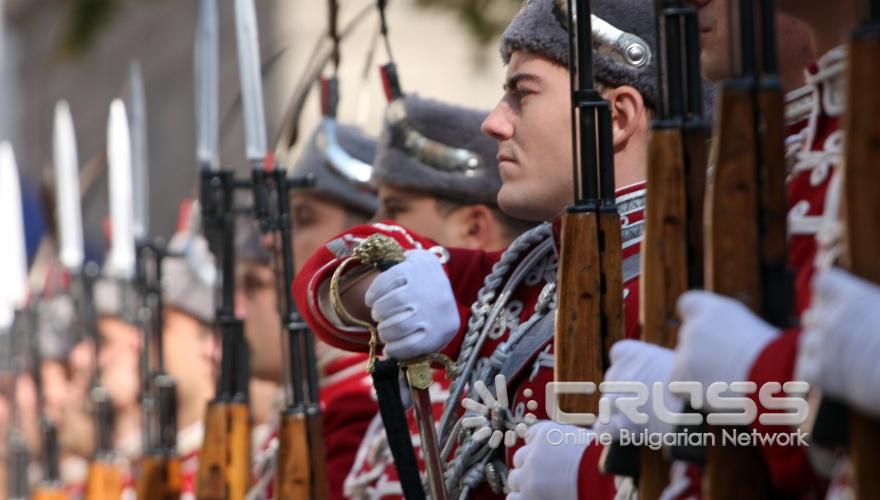 Днес,1 ноември,пред парадния вход на президентската администрация в присъствието на президента Георги Първанов беше изпълнен традиционният ритуал за издигане на националното знаме.Беше извършена и тържествена смяна на караула. 