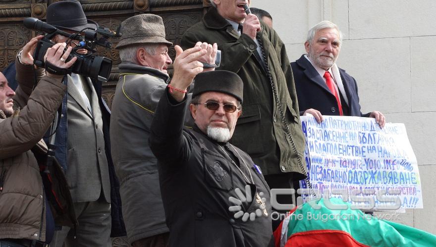 Днес се състоя протест на пенсионери и активисти на ВМРО срещу готвеното въвеждане на такса "мощност" и увеличение на цените на електроенергията за битови нужди.