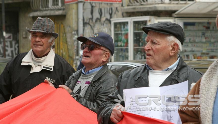 Днес се състоя протест на пенсионери и активисти на ВМРО срещу готвеното въвеждане на такса "мощност" и увеличение на цените на електроенергията за битови нужди.