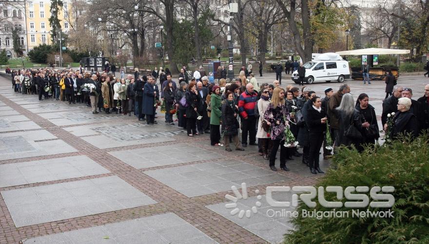 Днес,30 ноември,се състоя поклонението пред актьора Андрей Баташов във фоайето на Голямата сцена на Народен театър "Иван Вазов"