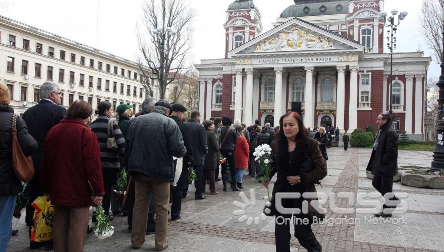 Днес,30 ноември,се състоя поклонението пред актьора Андрей Баташов във фоайето на Голямата сцена на Народен театър "Иван Вазов"