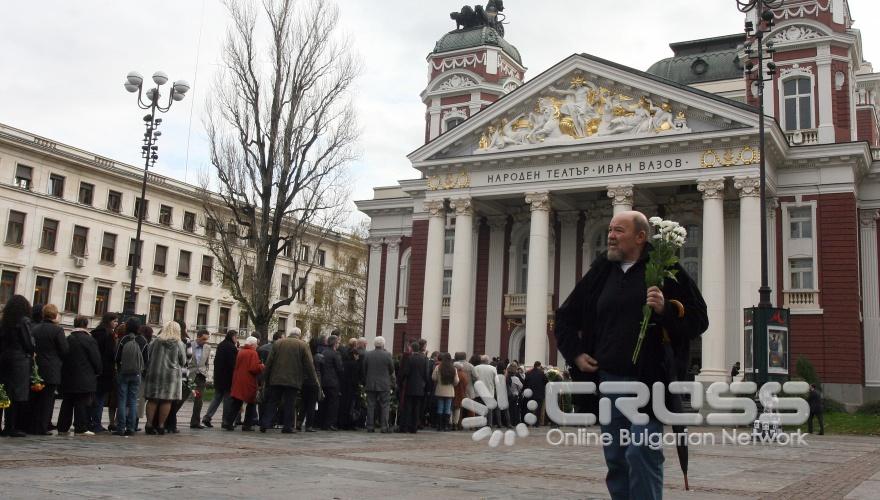 Днес,30 ноември,се състоя поклонението пред актьора Андрей Баташов във фоайето на Голямата сцена на Народен театър "Иван Вазов"