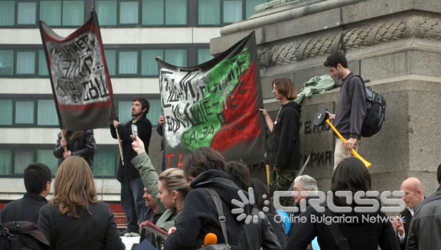 Днес,1 декември, се проведе протестен митинг-шествие
за европейски приоритети и политики в областта на здравеопазването, образованието, науката, изкуството. Шествието тръгна от сградата на Народното събрание към Министерски съвет.