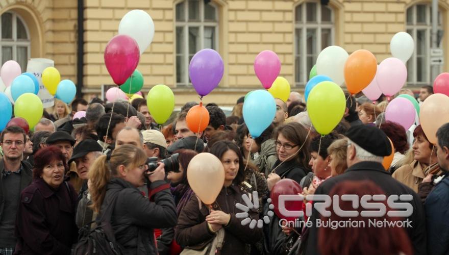 Днес,1 декември, се проведе протестен митинг-шествие
за европейски приоритети и политики в областта на здравеопазването, образованието, науката, изкуството. Шествието тръгна от сградата на Народното събрание към Министерски съвет.