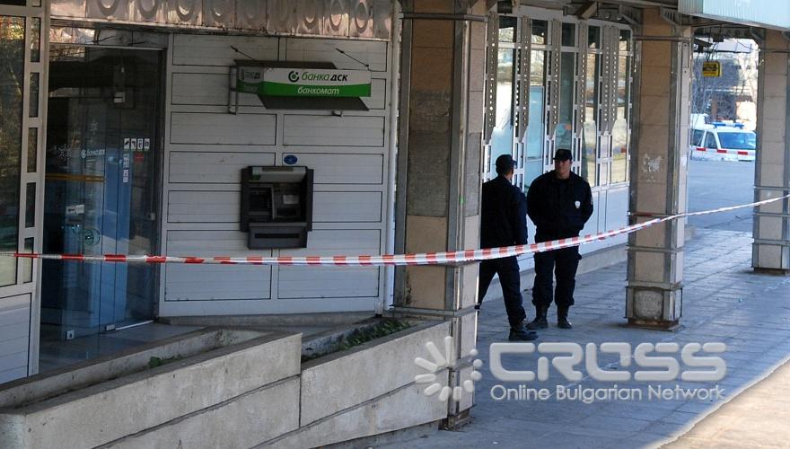 Трезорът на банка ДСК в ж.к. „Младост" 1 е разбит тази сутрин, съобщиха от пресцентъра на МВР.От клона на банката на бул. „Йерусалим", блок 24, е постъпил сигнал към 7,55 часа. В момента се прави оглед на мястото и все още се изяснява какви са щетите