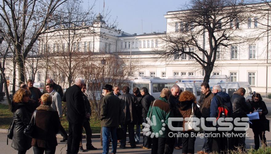 Днес,8 декември,в градинката зад служебния вход на Народното събрание се проведе протестен митинг на Сдружението на медицинските фелдшери (бакалаври по медицина) в България. 