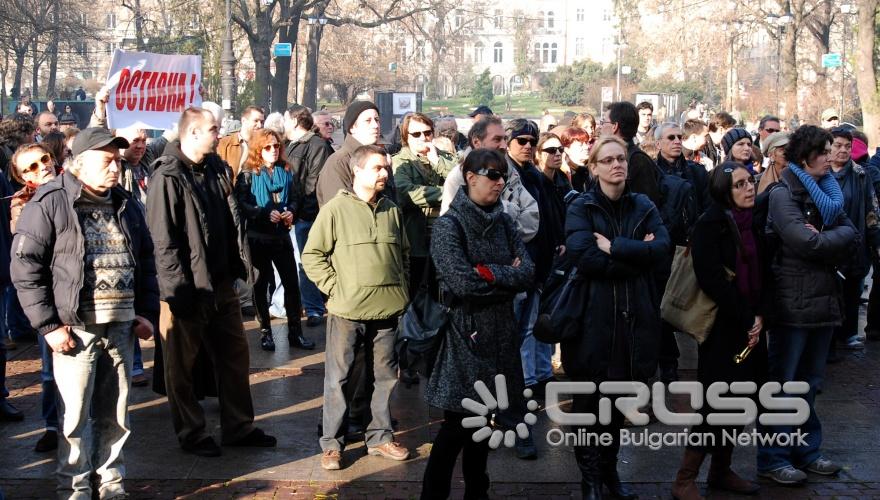 Днес,9 декември,пред Народния театър „Иван Вазов" се проведе протест на кинематографичната общност на тема: „Да спрем геноцида срещу българското кино".