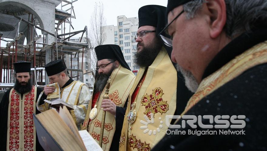 Празничен водосвет беше отслужен днес,27 декември, пред новопостроения храм до кръстовището на бул. „Гоце Делчев" и бул. „Петко Тодоров" 