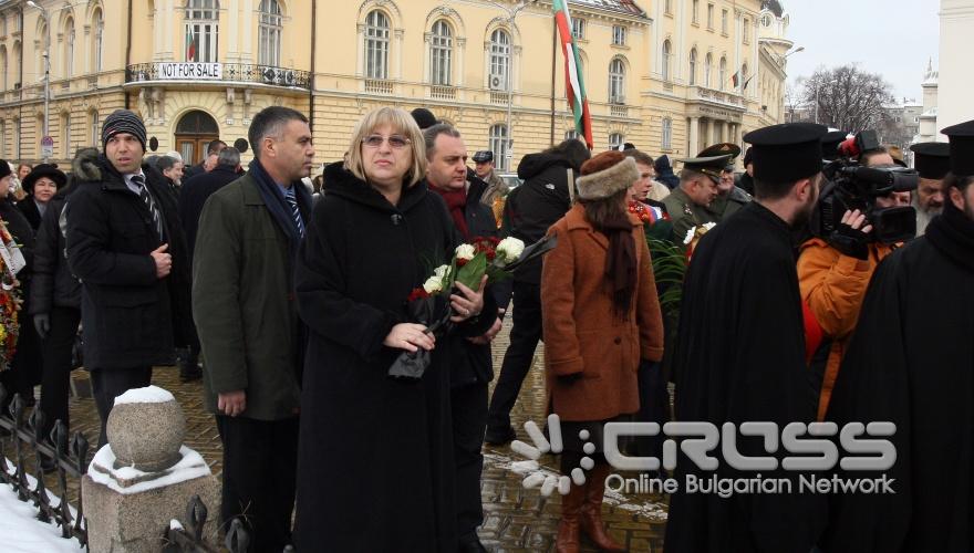 Днес,4 януари, в църквата „Света Неделя”беше отслужен молебен във връзка с отбелязването на 133 години от освобождението на София.
В 10.30 часа се проведе литийно шествие от храм „Света Неделя” до Паметника на Цар Освободител и празнично биене на камбаните на централните софийски храмове.
В 11.00 часа бяха поднесени венци и цветя пред Паметника на Цар Освободител.
В 11.30 часа се състоя празнична програма пред Паметника на българския опълченец.