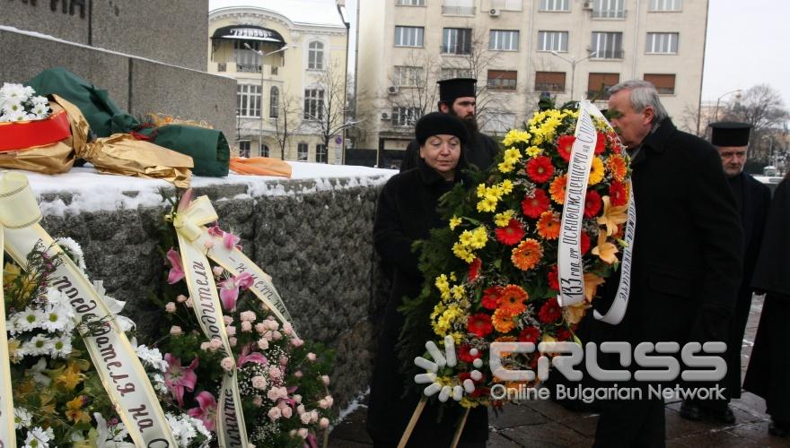 Днес,4 януари, в църквата „Света Неделя”беше отслужен молебен във връзка с отбелязването на 133 години от освобождението на София.
В 10.30 часа се проведе литийно шествие от храм „Света Неделя” до Паметника на Цар Освободител и празнично биене на камбаните на централните софийски храмове.
В 11.00 часа бяха поднесени венци и цветя пред Паметника на Цар Освободител.
В 11.30 часа се състоя празнична програма пред Паметника на българския опълченец.