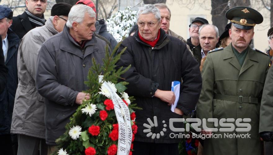 Днес,4 януари, в църквата „Света Неделя”беше отслужен молебен във връзка с отбелязването на 133 години от освобождението на София.
В 10.30 часа се проведе литийно шествие от храм „Света Неделя” до Паметника на Цар Освободител и празнично биене на камбаните на централните софийски храмове.
В 11.00 часа бяха поднесени венци и цветя пред Паметника на Цар Освободител.
В 11.30 часа се състоя празнична програма пред Паметника на българския опълченец.