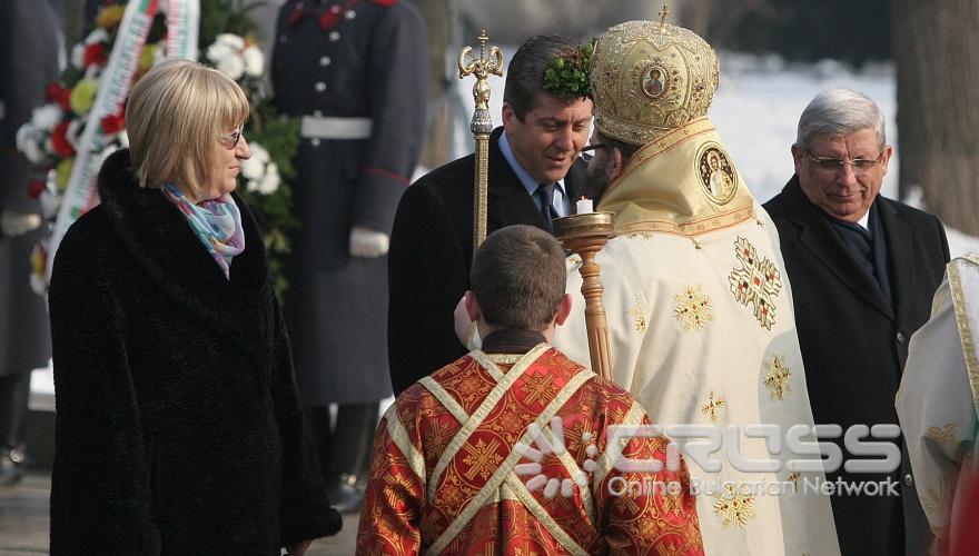 Пред паметника на Незнайния воин президентът Георги Първанов и председателят на Народното събрание Цецка Цачева присъстваха на водосвета на бойните знамена за празника Богоявление. 