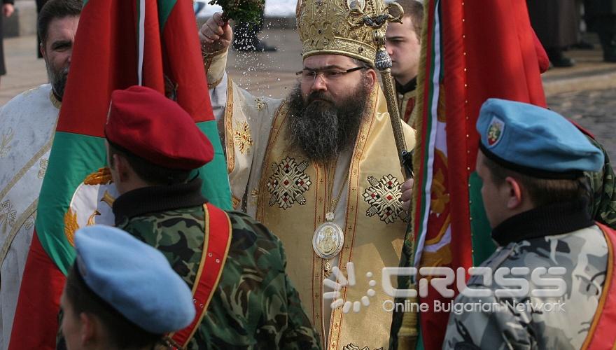 Пред паметника на Незнайния воин президентът Георги Първанов и председателят на Народното събрание Цецка Цачева присъстваха на водосвета на бойните знамена за празника Богоявление. 