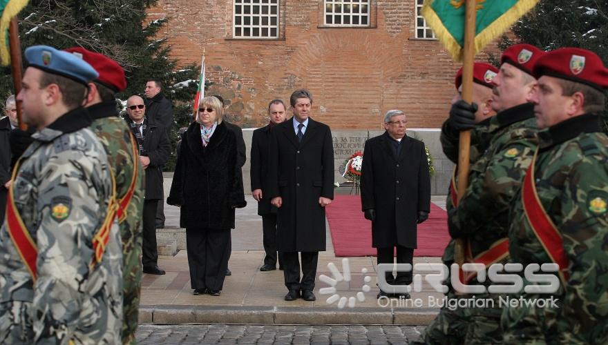 Пред паметника на Незнайния воин президентът Георги Първанов и председателят на Народното събрание Цецка Цачева присъстваха на водосвета на бойните знамена за празника Богоявление. 