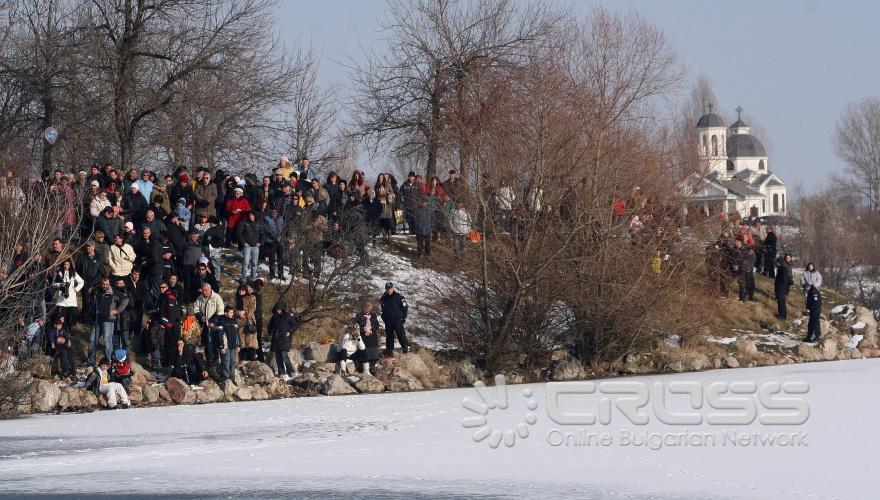 Днес,6 януари,на езерото в ж.к. „Дружба” беше отслужен водосвет за Богоявление и беше проведен ритуалът на изваждане на Светия кръст от водите на езерото