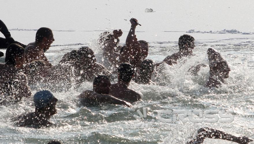 Днес,6 януари,на езерото в ж.к. „Дружба” беше отслужен водосвет за Богоявление и беше проведен ритуалът на изваждане на Светия кръст от водите на езерото 