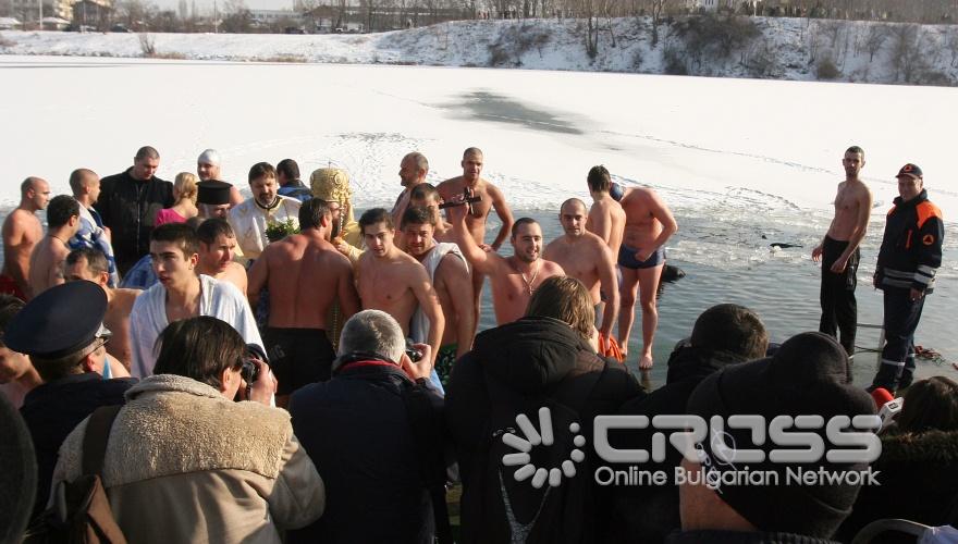 Днес,6 януари,на езерото в ж.к. „Дружба” беше отслужен водосвет за Богоявление и беше проведен ритуалът на изваждане на Светия кръст от водите на езерото 