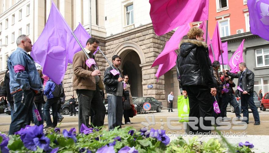 РС на КНСБ и ОСО в „Радомир Метал индъстриз” АД организираха шествие-митинг под мотото: „Не на увеличение цената на газта, за да запазим работните си места”.