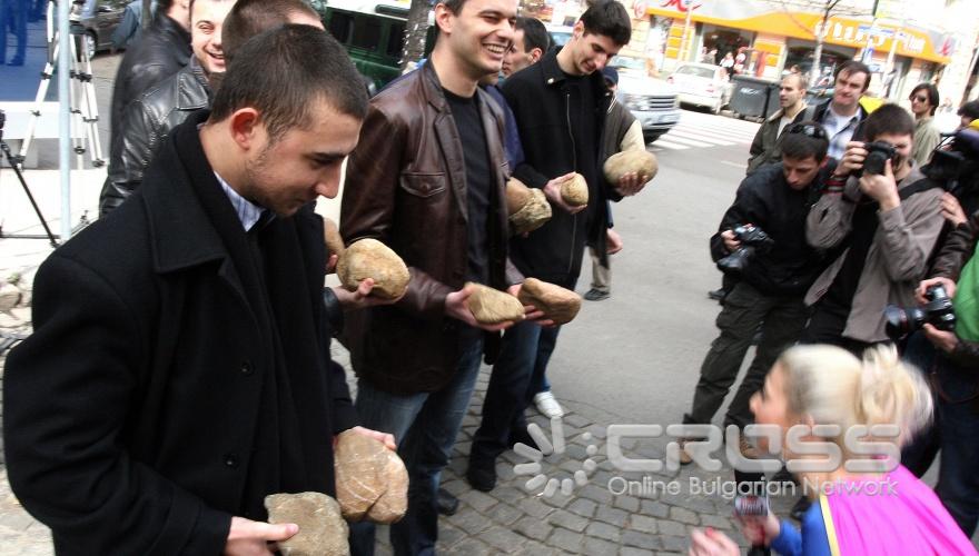 Днес, 24 март, активисти на младежката организация на ВМРО протестираха под надслов „С Цанковите камъни по Догановата глава". Те натрупаха символична купчина камъни пред централата на ДПС в столицата.