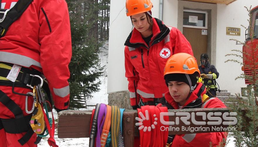 Днес,7 януари,в базата на Национален учебен център при БЧК, с. Долни Лозен,беше представен проект „Модерни подходи за превенция сред децата и учащите се в Европа" и на съпътстващата учебна симулация за действия след терористична атака на училище, където беше показана работата на младежки аварийни екипи по спасяване на пострадалите и ликвидирането на последствията. 