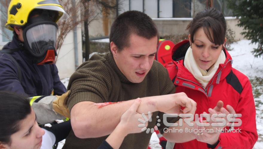 Днес,7 януари,в базата на Национален учебен център при БЧК, с. Долни Лозен,беше представен проект „Модерни подходи за превенция сред децата и учащите се в Европа" и на съпътстващата учебна симулация за действия след терористична атака на училище, където беше показана работата на младежки аварийни екипи по спасяване на пострадалите и ликвидирането на последствията. 