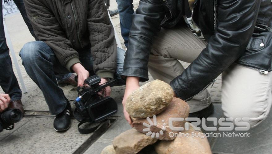 Днес, 24 март, активисти на младежката организация на ВМРО протестираха под надслов „С Цанковите камъни по Догановата глава". Те натрупаха символична купчина камъни пред централата на ДПС в столицата.